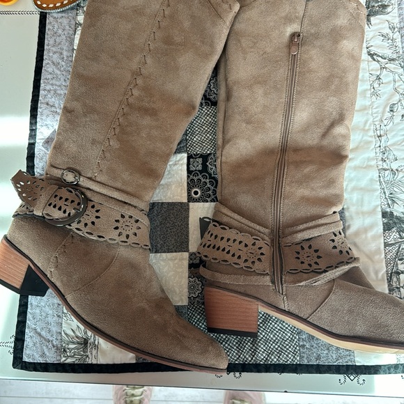 Brand new. Tried on but lived in the closet.Faux suede cowgirl boots Tan size 11 - Picture 9 of 9